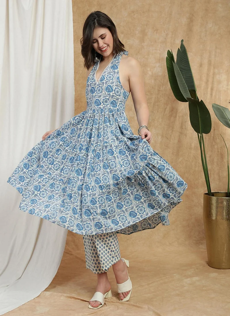 جلو باص طقم كورتا وبنطلون نسائي أزرق بطبعة زهور كاملة ورباط خلفي وياقة هالتر وتفاصيل دانتيل وتنورة واسعة